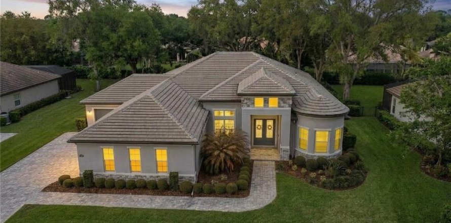 House in Sorrento, Florida 4 bedrooms, 285.3 sq.m. № 2393411