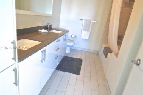 Condominio en alquiler en Miami, Florida, 2 dormitorios, 103.86 m2 № 2007450 - foto 15