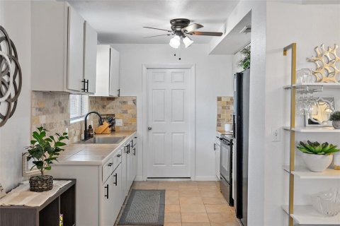 House in Saint Petersburg, Florida 2 bedrooms, 88.26 sq.m. № 2208373 - photo 8