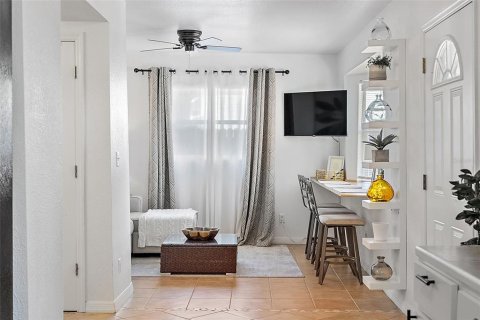 House in Saint Petersburg, Florida 2 bedrooms, 88.26 sq.m. № 2208373 - photo 2