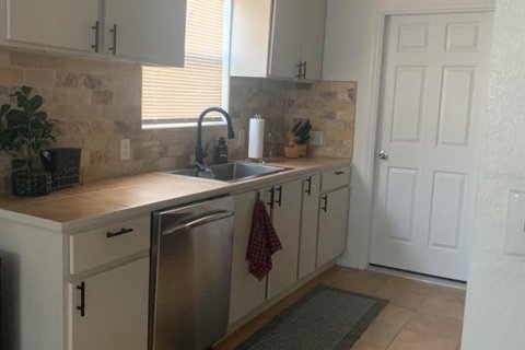 House in Saint Petersburg, Florida 2 bedrooms, 88.26 sq.m. № 2208373 - photo 7