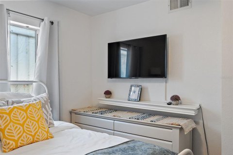 House in Saint Petersburg, Florida 2 bedrooms, 88.26 sq.m. № 2208373 - photo 14
