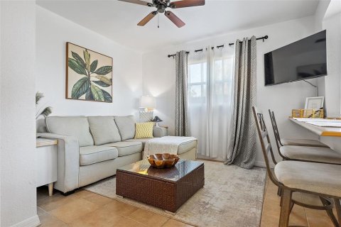House in Saint Petersburg, Florida 2 bedrooms, 88.26 sq.m. № 2208373 - photo 3
