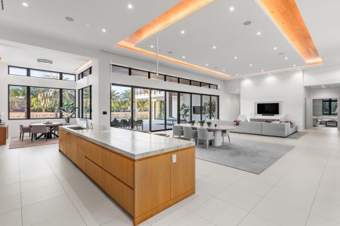 House in Wellington, Florida 6 bedrooms, 752.14 sq.m. № 2189893 - photo 11