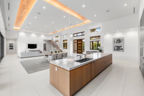 House in Wellington, Florida 6 bedrooms, 752.14 sq.m. № 2189893 - photo 9