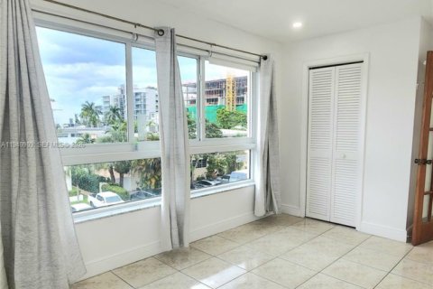 Condo in Bay Harbor Islands, Florida, 2 bedrooms  № 1998051 - photo 24