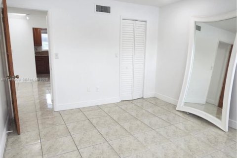 Condo in Bay Harbor Islands, Florida, 2 bedrooms  № 1998051 - photo 25