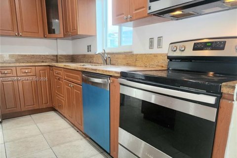 Condo in Bay Harbor Islands, Florida, 2 bedrooms  № 1998051 - photo 16