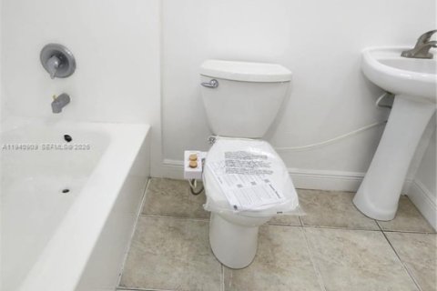 Condo in Bay Harbor Islands, Florida, 2 bedrooms  № 1998051 - photo 30