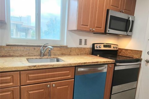 Condo in Bay Harbor Islands, Florida, 2 bedrooms  № 1998051 - photo 12