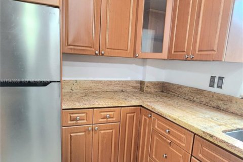 Condo in Bay Harbor Islands, Florida, 2 bedrooms  № 1998051 - photo 15