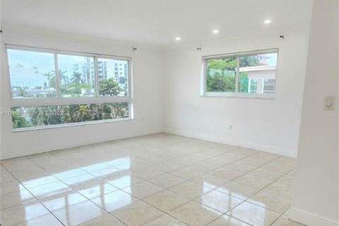 Condo in Bay Harbor Islands, Florida, 2 bedrooms  № 1998051 - photo 2