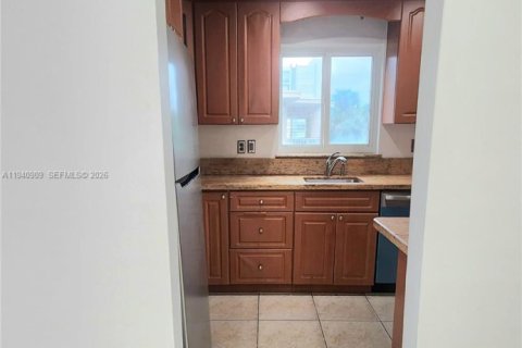 Condo in Bay Harbor Islands, Florida, 2 bedrooms  № 1998051 - photo 9