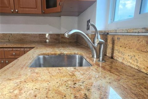 Condo in Bay Harbor Islands, Florida, 2 bedrooms  № 1998051 - photo 17