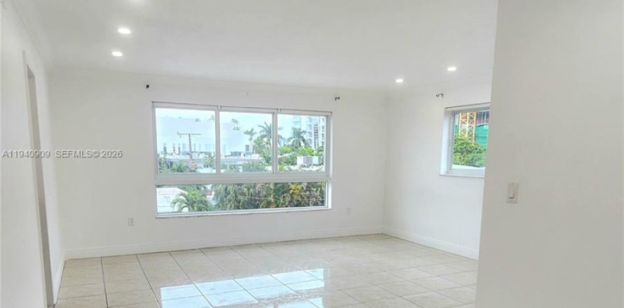 Condo in Bay Harbor Islands, Florida, 2 bedrooms  № 1998051