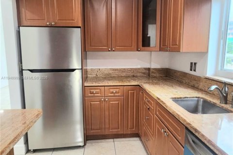 Condo in Bay Harbor Islands, Florida, 2 bedrooms  № 1998051 - photo 10