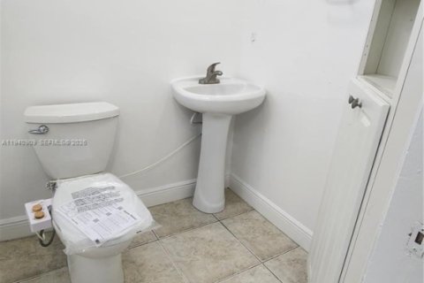 Condo in Bay Harbor Islands, Florida, 2 bedrooms  № 1998051 - photo 29