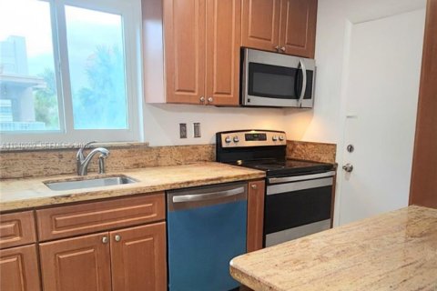 Condo in Bay Harbor Islands, Florida, 2 bedrooms  № 1998051 - photo 13