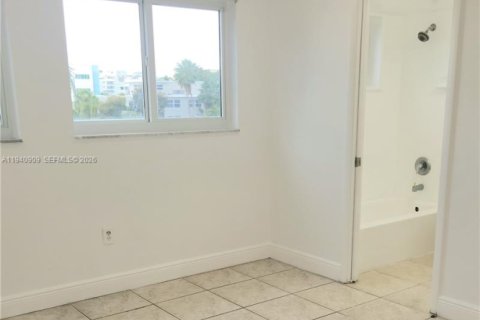 Condo in Bay Harbor Islands, Florida, 2 bedrooms  № 1998051 - photo 21