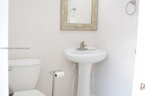 Condo in Bay Harbor Islands, Florida, 2 bedrooms  № 1998051 - photo 26