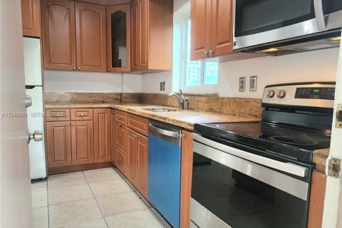 Condo in Bay Harbor Islands, Florida, 2 bedrooms  № 1998051 - photo 11