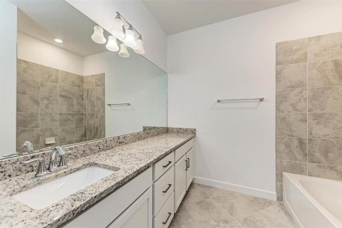 Townhouse in Lakewood Ranch, Florida 3 bedrooms, 178.84 sq.m. № 1904102 - photo 20