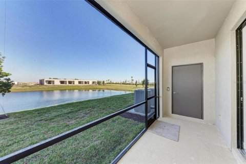 Townhouse in Lakewood Ranch, Florida 3 bedrooms, 178.84 sq.m. № 1904102 - photo 25