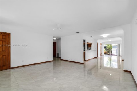 House in Palmetto Bay, Florida 2 bedrooms, 98.1 sq.m. № 1937460 - photo 3