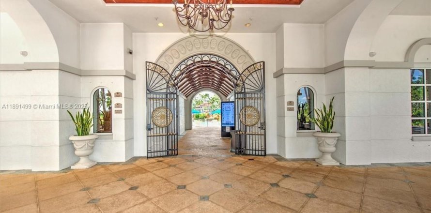 House in Naples, Florida 2 bedrooms, 151.34 sq.m. № 2021527