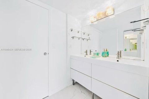 Купить кондоминиум в Авентура, Флорида 2 спальни, 121.98м2, № 2048361 - фото 12
