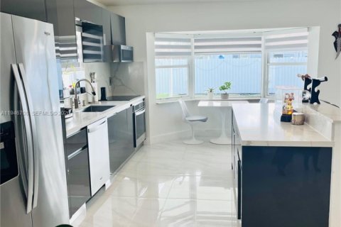 Снять в аренду виллу или дом в Майами, Флорида 4 спальни, 154.5м2, № 2004604 - фото 4