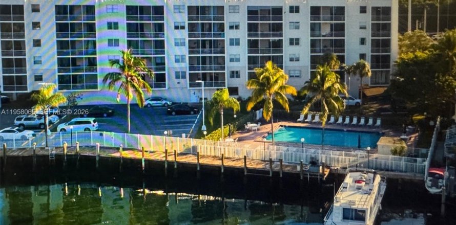 Condominio en North Miami Beach, Florida, 1 dormitorio  № 2020812