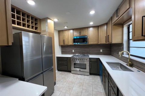 Condo in Saint Petersburg, Florida, 2 bedrooms № 2112875 - photo 15