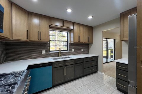 Condo in Saint Petersburg, Florida, 2 bedrooms № 2112875 - photo 11