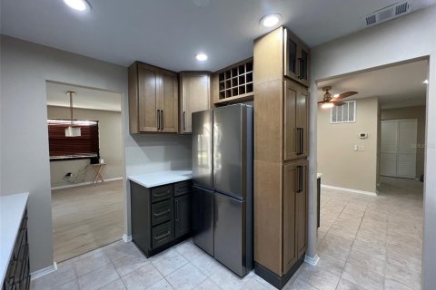 Condo in Saint Petersburg, Florida, 2 bedrooms № 2112875 - photo 16