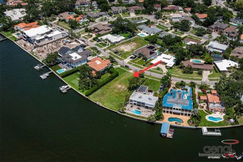 House in Tampa, Florida 4 bedrooms, 558.25 sq.m. № 1570624 - photo 25