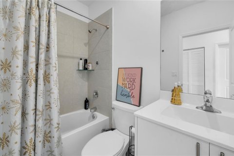 Townhouse in Homestead, Florida 3 bedrooms, 137.77 sq.m. № 2028003 - photo 21