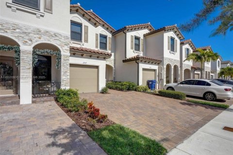 Townhouse in Homestead, Florida 3 bedrooms, 133.97 sq.m. № 1872235 - photo 2