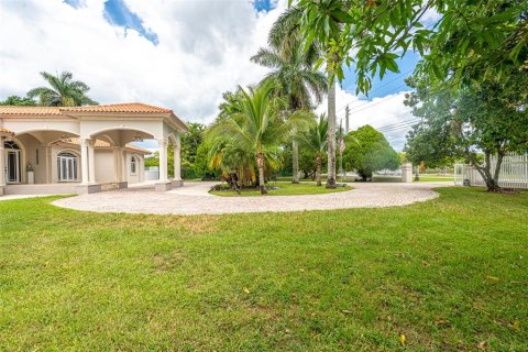 House in Miami, Florida 5 bedrooms, 312.8 sq.m. № 2285095 - photo 6