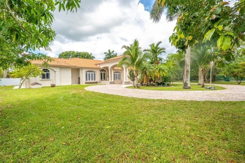 House in Miami, Florida 5 bedrooms, 312.8 sq.m. № 2285095 - photo 4