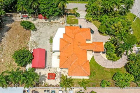 House in Miami, Florida 5 bedrooms, 312.8 sq.m. № 2285095 - photo 12