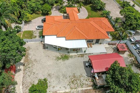 House in Miami, Florida 5 bedrooms, 312.8 sq.m. № 2285095 - photo 11