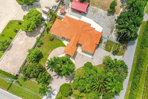 House in Miami, Florida 5 bedrooms, 312.8 sq.m. № 2285095 - photo 14