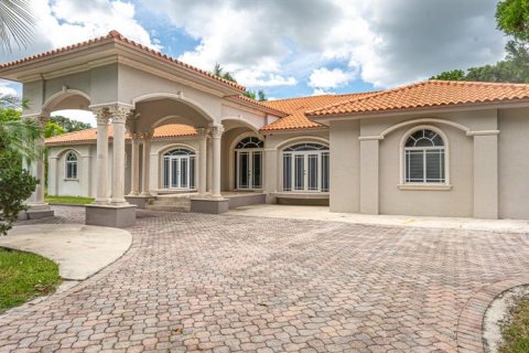 House in Miami, Florida 5 bedrooms, 312.8 sq.m. № 2285095 - photo 2