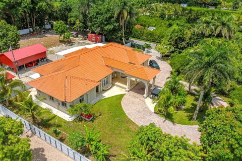 House in Miami, Florida 5 bedrooms, 312.8 sq.m. № 2285095 - photo 13
