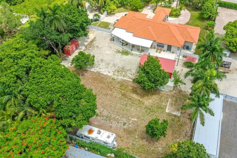 House in Miami, Florida 5 bedrooms, 312.8 sq.m. № 2285095 - photo 10