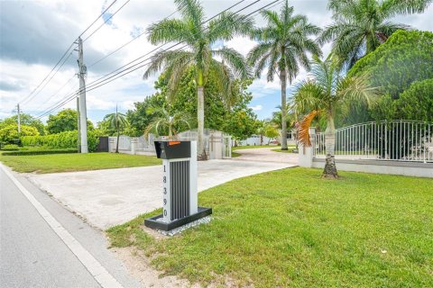House in Miami, Florida 5 bedrooms, 312.8 sq.m. № 2285095 - photo 5