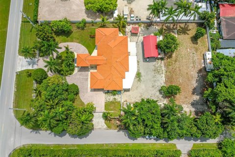 House in Miami, Florida 5 bedrooms, 312.8 sq.m. № 2285095 - photo 15