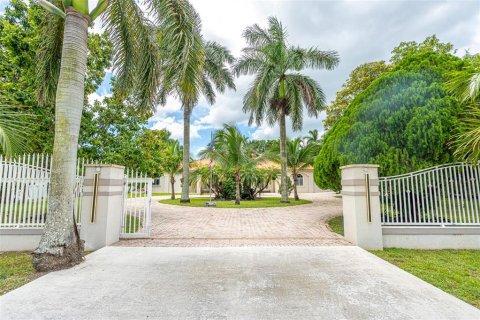 House in Miami, Florida 5 bedrooms, 312.8 sq.m. № 2285095
