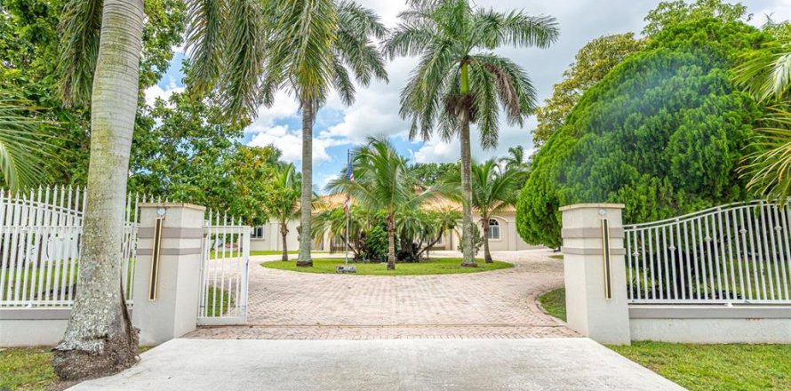 House in Miami, Florida 5 bedrooms, 312.8 sq.m. № 2285095